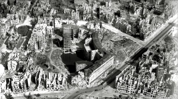Der zerstörte Kemperplatz, in der Mitte das Haus des Fremdenverkehrs. Aufnahme von 1945