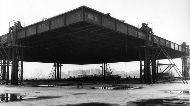 Die Stahldachkonstruktion der Neuen Nationalgalerie wurde mit Hilfe von hydraulischen Pressen angehoben und auf acht Stützen abgesenkt, Aufnahme von 1967