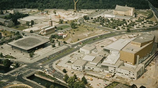 The Kulturforum with the Neue Nationalgalerie, Staatsbibliothek zu Berlin  and Berliner Philharmonie. The start of construction on the Kunstgewerbemuseum is visible in the background (1978)