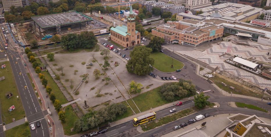 Aerial view of the Kulturforum. You can see the future construction site of the Museum des 20. Jahrhunderts, the Neue Nationalgalerie, the St. Matthäus-Kirche and the Piazzetta with the Gemäldegalerie.